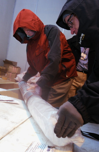 南極で2000年前の氷床コアを採取