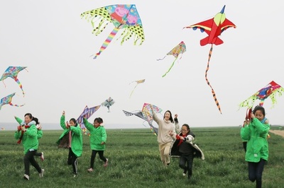 春先の空に舞うたこ揚げ大会 江蘇・灌云