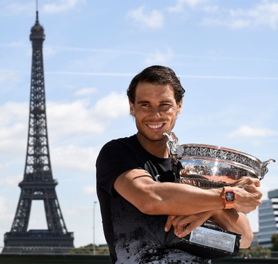 全仏制覇のナダル、エッフェル塔前でフォトセッション