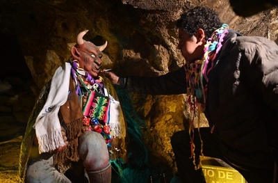 地下の神にリャマのいけにえを ボリビア鉱山伝統の祭り