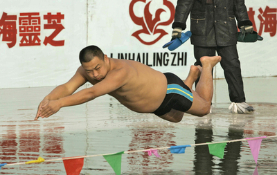 凍った川で氷のお祭り - 中国