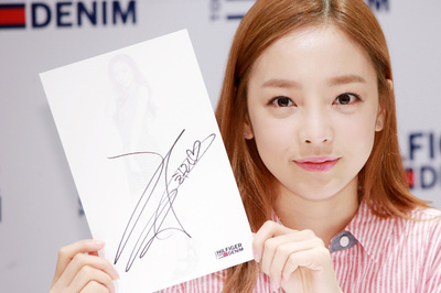 KARAのハラ、「トミー ヒルフィガー」主催のサイン会に出席