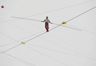 漢江を渡る強者たち、韓国・ソウルで綱渡り世界大会