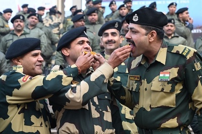 【今日の1枚】あなたの口にもスイーツを、記念日の祝い方 インド