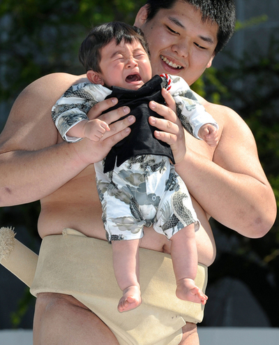 びえーん！泣いたら勝ちの泣き相撲、浅草