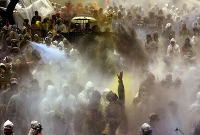 町中が粉だらけ、ギリシャの祭り「小麦粉戦争」