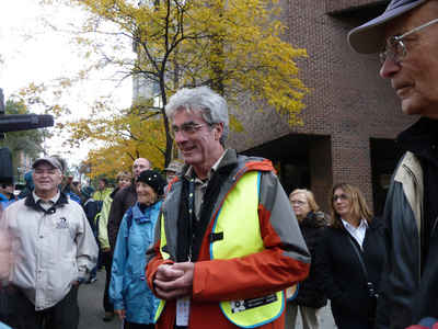 11年間世界を歩いたカナダ人男性、世界一周を達成