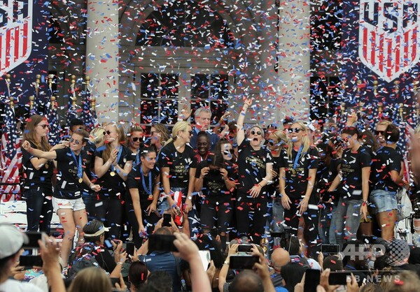 女子W杯優勝の米国代表がパレード、ファンが「平等な賃金」求める