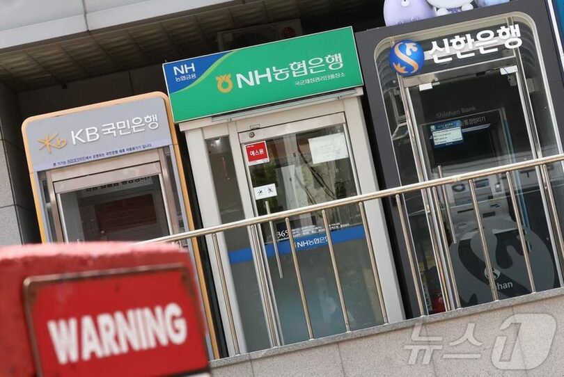 ソウル市内に設置された韓国5大銀行のATM(c)news1