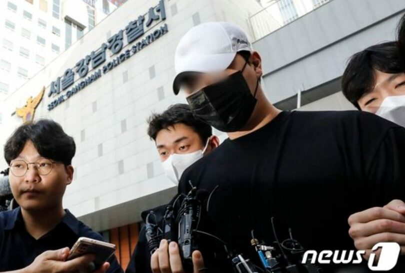 護送車に向かう容疑者(c)news1