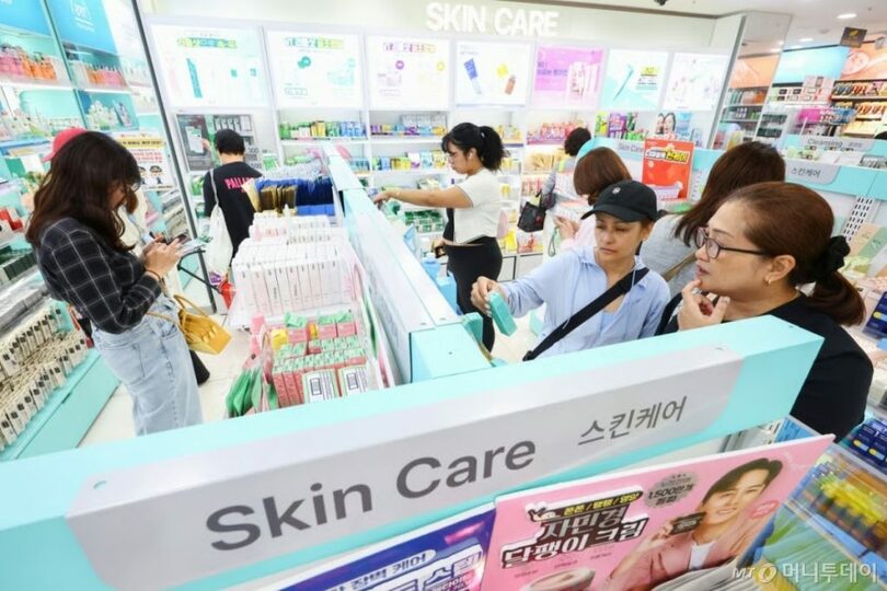 外国人観光客でにぎわう明洞のダイソー(c)MONEYTODAY