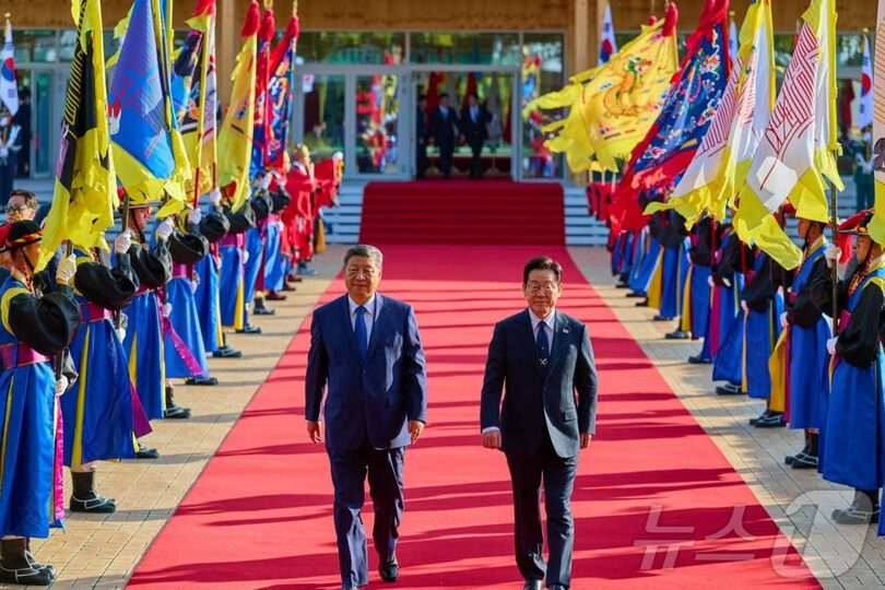 2025年11月1日、慶尚北道・慶州国立博物館を歩くイ・ジェミョン（李在明）大統領と中国の習近平国家主席＝大統領SNS(c)news1