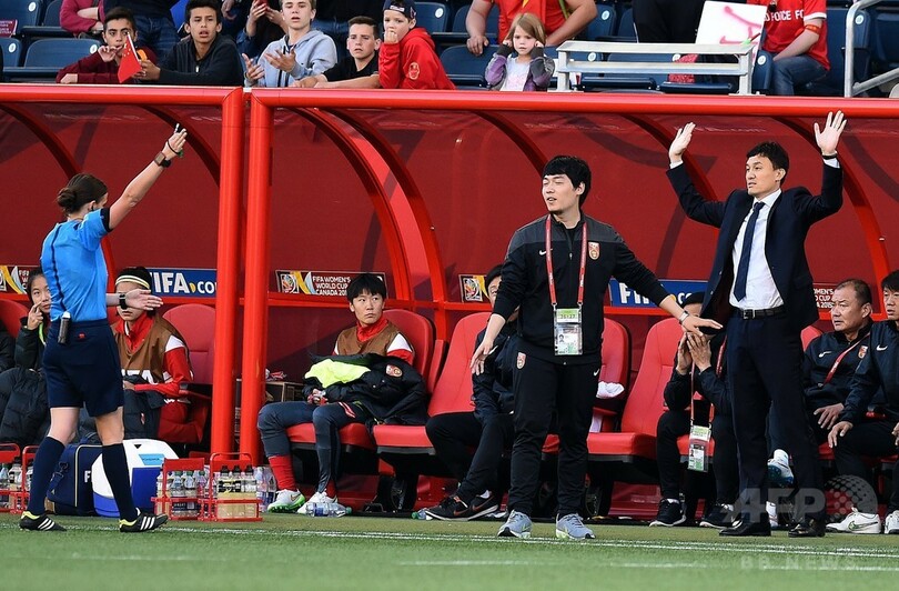 中国の指揮官 スローイン妨害し退席命じられる 女子サッカーw杯 写真2枚 国際ニュース Afpbb News