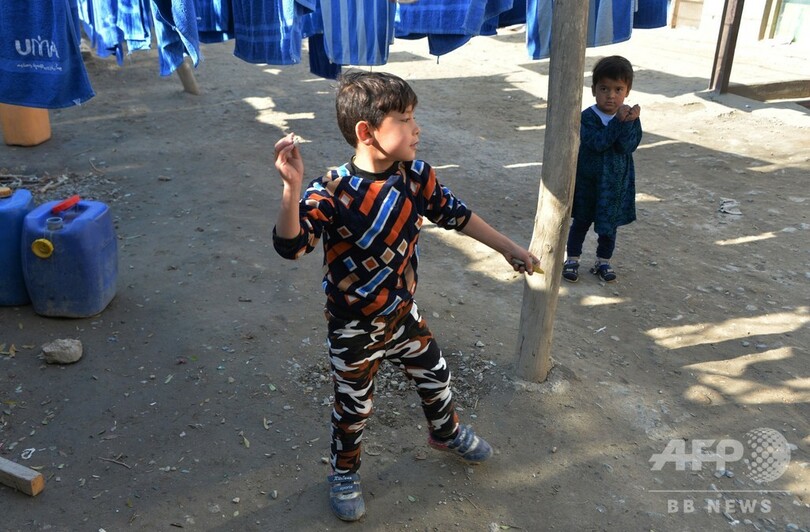 夢から悪夢へ…アフガンの「小さなメッシ」、タリバンに追われ避難民に