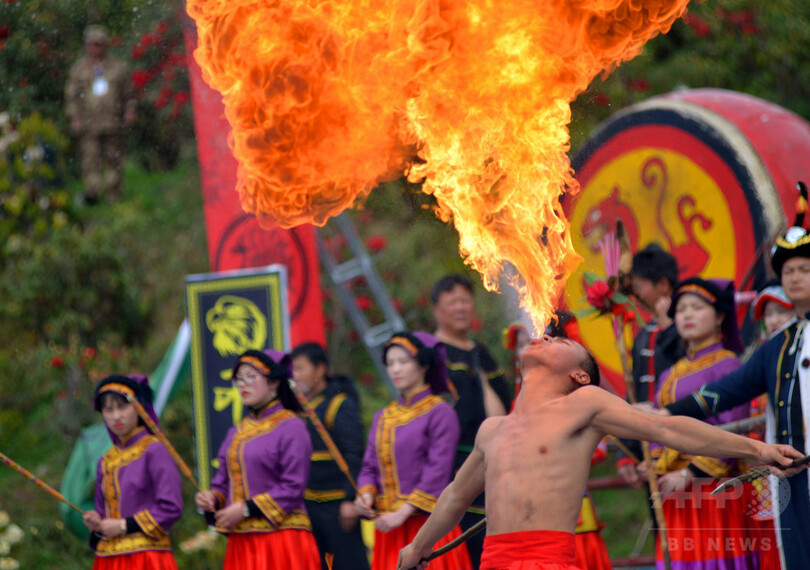 ツツジ原始林に囲まれ、少数民族伝統の儀式 貴州省
