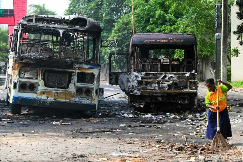 スリランカ、軍に暴徒銃撃を命令 衝突で8人死亡