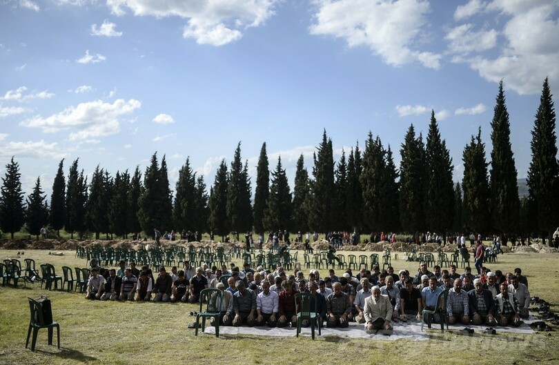 トルコ炭鉱爆発事故、一部犠牲者の遺体を埋葬