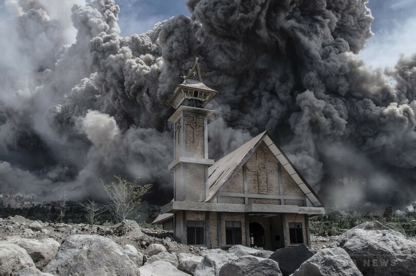 国際ニュース：AFPBB Newsシナブン山の噴煙にのまれる教会