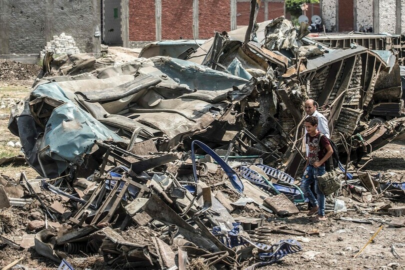 列車衝突現場で救急隊員が自撮り、辺地送り処分に エジプト