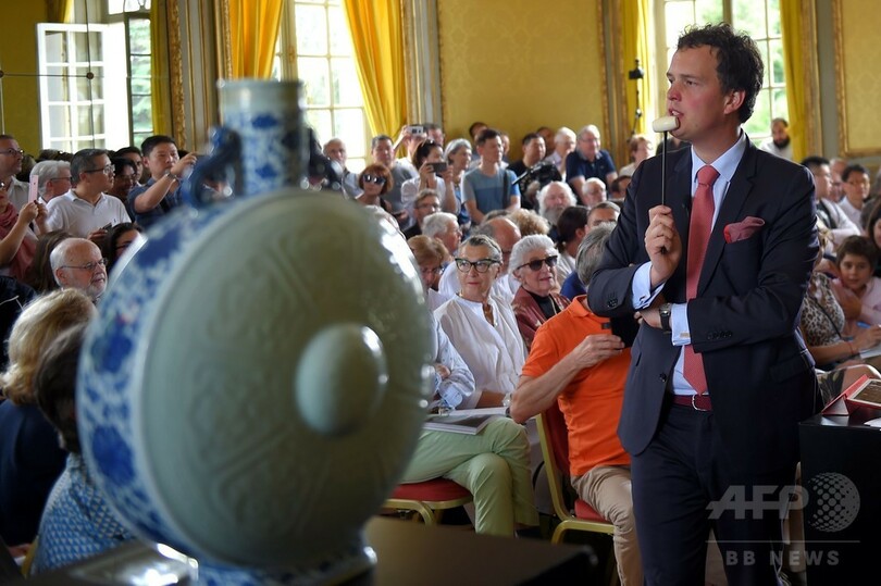 仏で偶然見つかった中国皇帝所有の「抱月瓶」、5億円超で落札