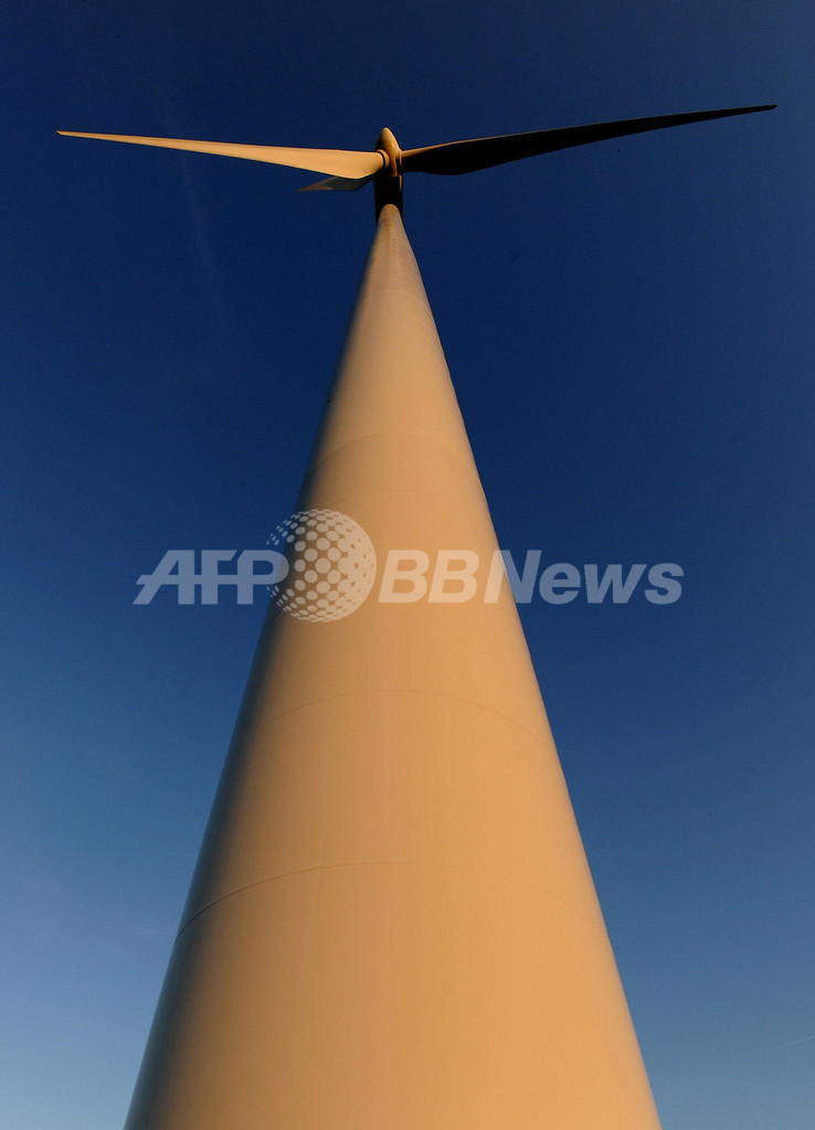 風力タービンと沈む夕日、オーストリア