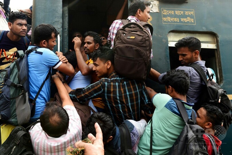 超満員列車で里帰り、ラマダン明けの祭りで バングラデシュ