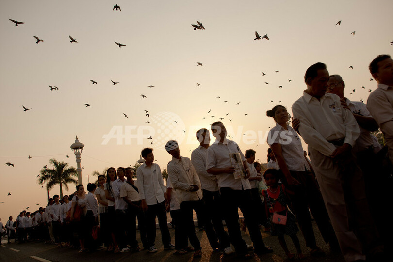 カンボジア前国王に最後のお別れ