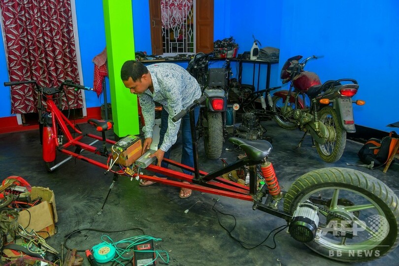 インド男性、娘のために「対人距離」確保できるバイクを開発