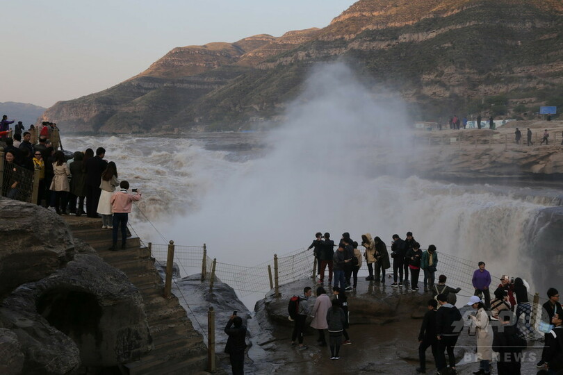 黄河の水勢すさまじく　秋の壺口瀑布