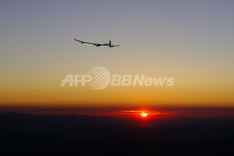 太陽の力で飛ぶ「ソーラー・インパルス」、昼夜連続26時間飛行に成功