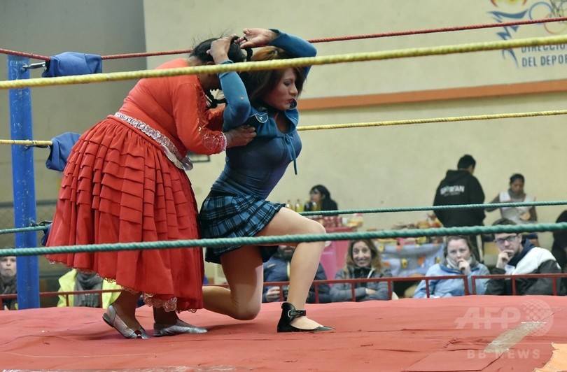 ボリビアで大人気 伝統衣装で女子プロレス 場外乱闘も 写真27枚 国際ニュース Afpbb News