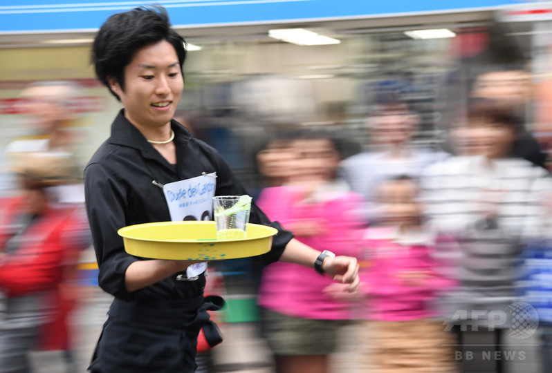 水をこぼさずゴールへまっしぐら ギャルソンレース開催 東京 写真16枚 国際ニュース Afpbb News