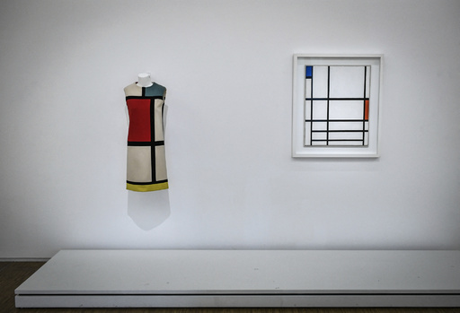 名画とモードの融合 美術館のイヴ サンローラン 展 仏 写真26枚 国際ニュース Afpbb News