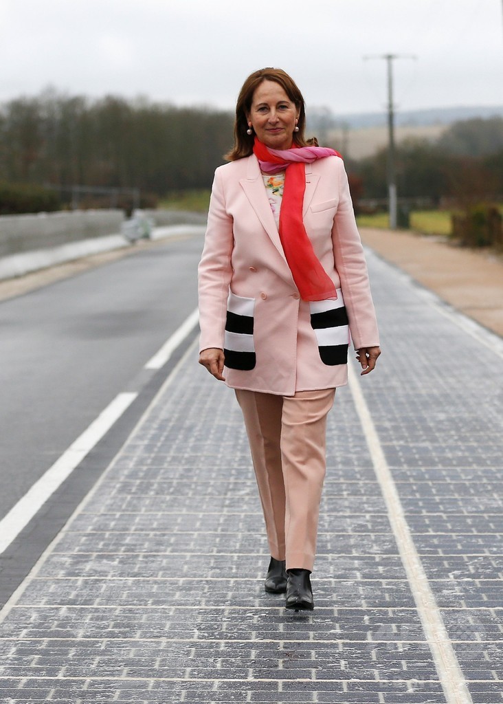 世界初のソーラーパネル道路、フランスの町で開通