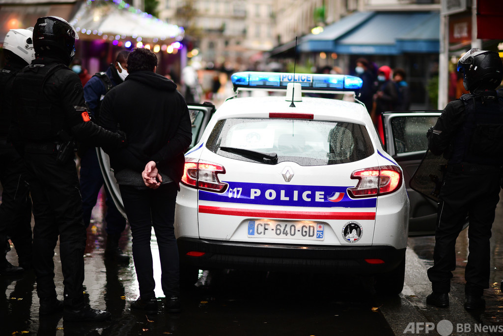 人種差別的な新年のグリーティングカード送付、仏警察署長が停職処分 人種差別的な新年のグリーティングカード送付、仏警察署長が停職処分