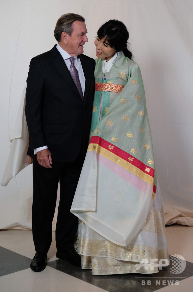 シュレーダー前独首相、韓国人女性と結婚式 ベルリンの最高級ホテルで 写真9枚 国際ニュース：AFPBB News