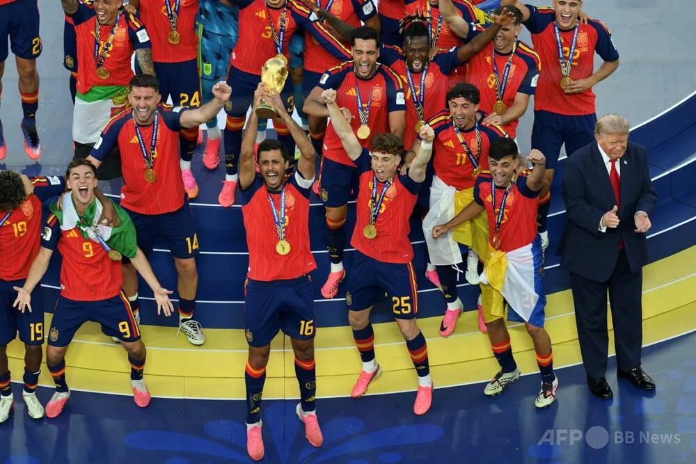 トランプ氏にブーイング、W杯決勝表彰台に居残り強引にスポットライト浴びる