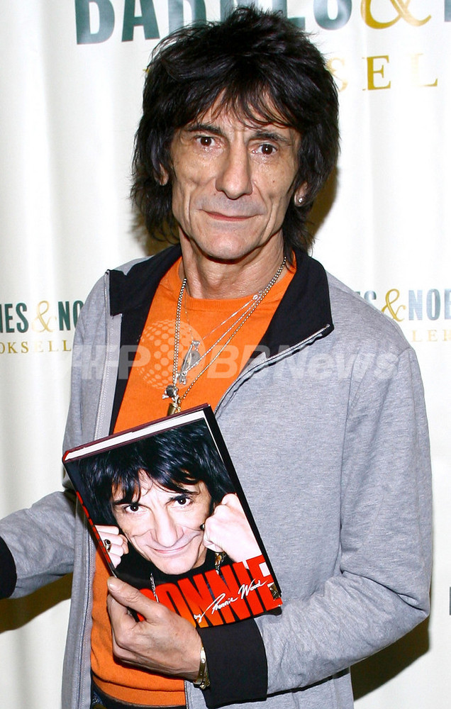 ローリング・ストーンズのロニー・ウッド、新著書『Ronnie
