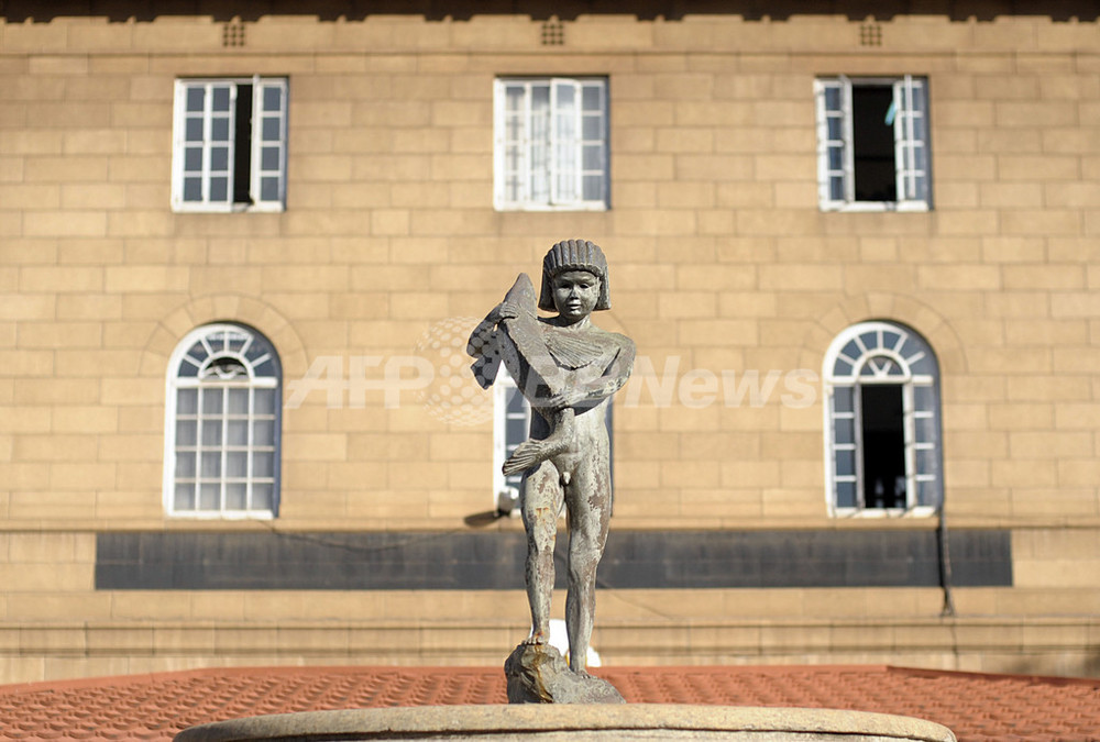 ケニアの小便小僧像、｢小児性愛を誘発する｣と男性団体が糾弾 写真2枚