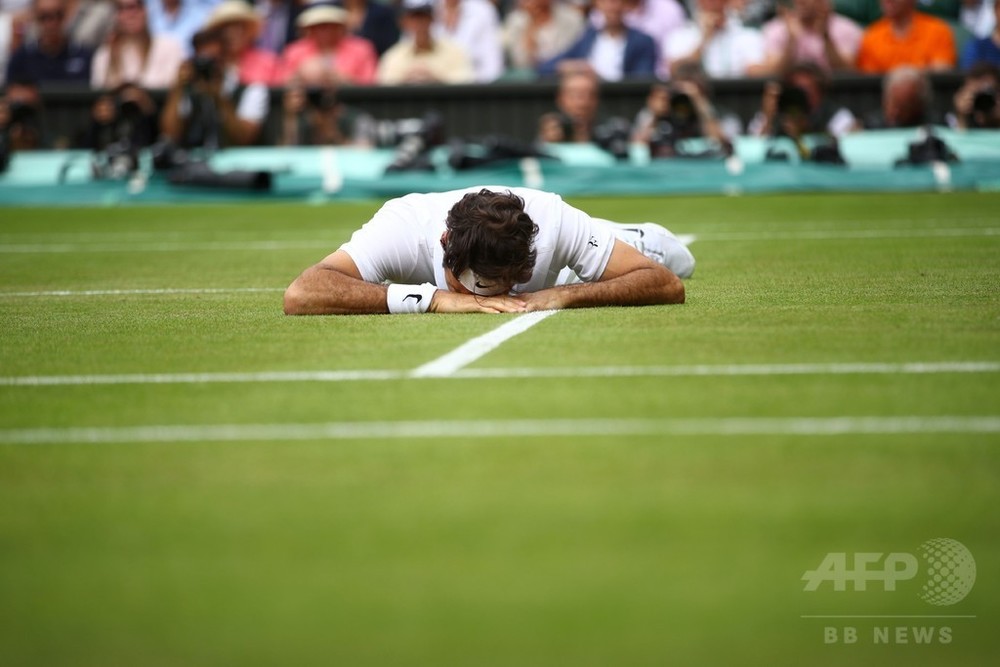 ウィンブルドン準決勝で転倒したフェデラー 故障の不安明かす 写真6枚 国際ニュース Afpbb News