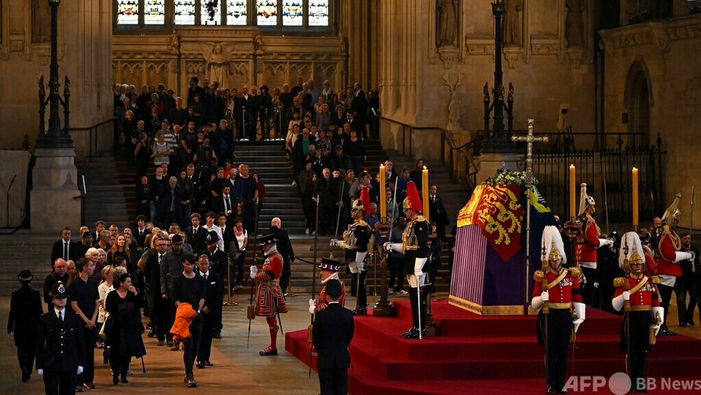 英女王のひつぎ、議事堂で公開安置 一般市民がお別れ 写真10枚 国際