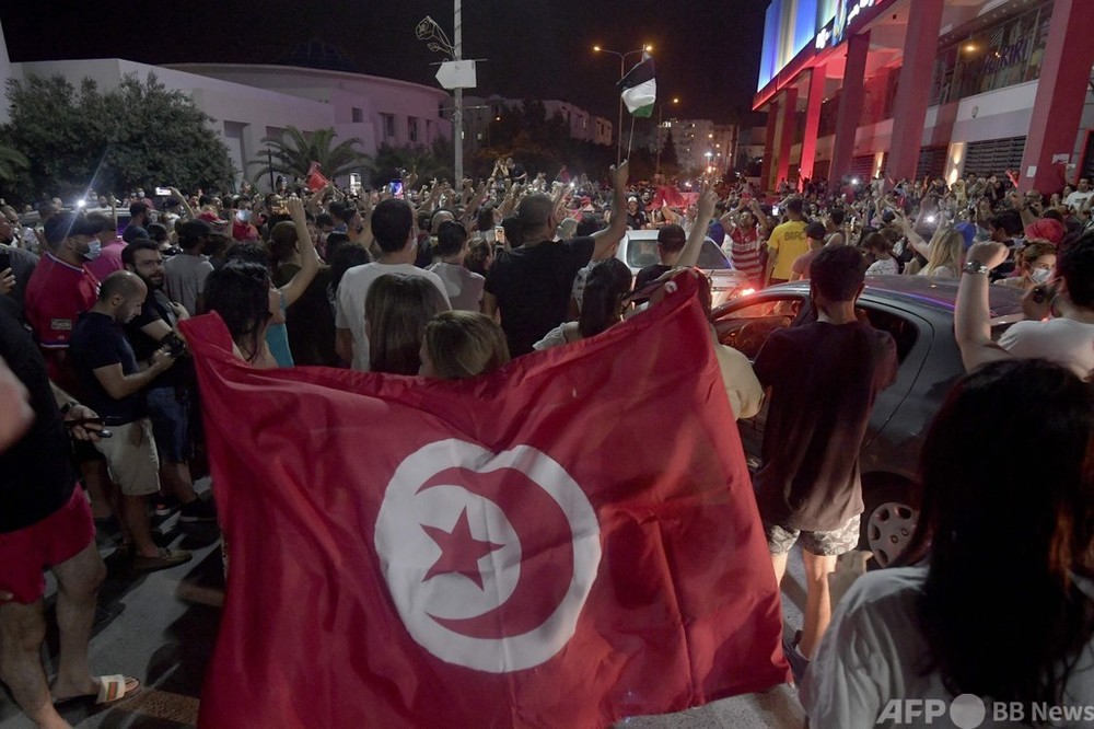 チュニジア大統領、議会を停止 首相を解任