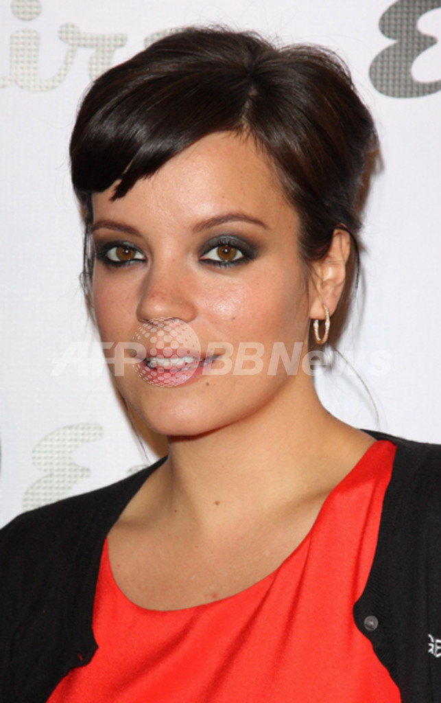 リリー・アレン、ハイヒールが履けない？！