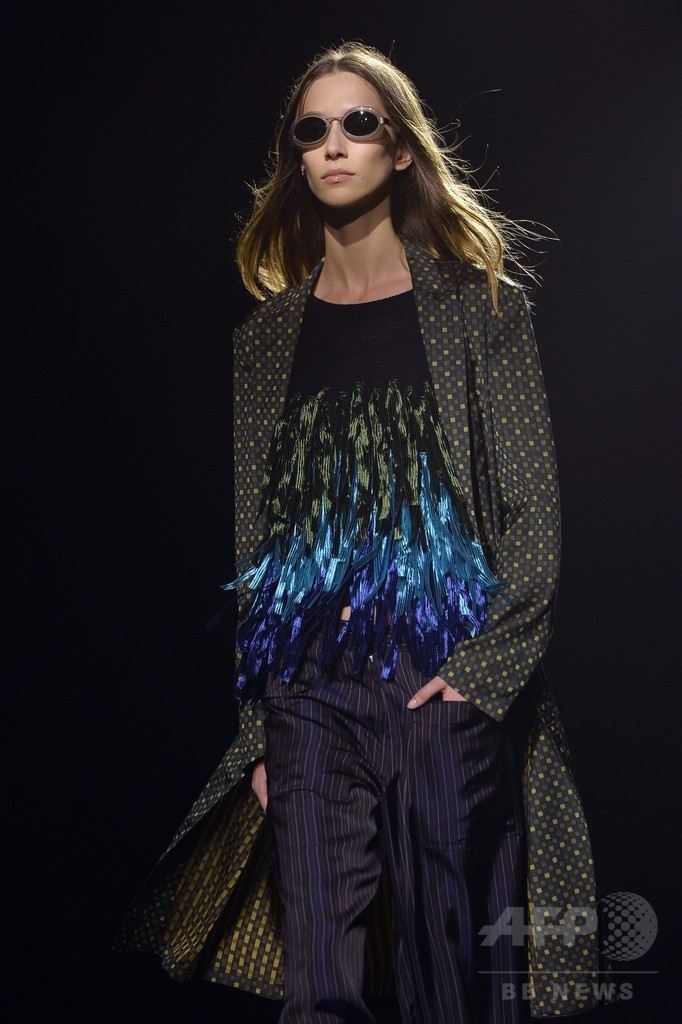 緑に映える多彩なテキスタイル、「ドリス ヴァン ノッテン」15年春夏