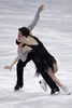 フィギュアスケート・グランプリ（GP）シリーズ第5戦、エリック ・ボンパール杯（Trophee Eric Bompard 2013）アイスダンス・ショートダンス（SD）。演技に臨むテッサ・ヴァーチュー（Tessa Virtue）/スコット・モイア（Scott Moir）組（2013年11月15日撮影）。(c)AFP/KENZO TRIBOUILLARD