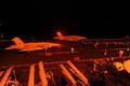 ペルシャ湾に展開する米海軍の空母「ジョージ・H・W・ブッシュ（USS George H.W. Bush）」で出撃を待つF/A-18Eスーパーホーネット（Super Hornet）とF/A-18Fスーパーホーネット（Super Hornet、2014年9月23日撮影）。(c)AFP/HANDOUT/US NAVY/Robert Burck