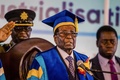 ジンバブエの首都ハラレで行われた大学の卒業式で演説するロバート・ムガベ大統領（2017年11月17日撮影）。(c)AFP