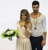 14-15フィギュアスケートグランプリ（GP）シリーズ第5戦、エリック・ボンパール杯（Trophee Eric Bompard 2014）、アイスダンス・フリーダンス（FD）。表彰式に臨むガブリエラ・パパダキス（Gabriella Papadakis）/ギヨーム・シゼロン（Guillaume Cizeron）組（2014年11月22日撮影）。(c)AFP/ROMAIN PERROCHEAU