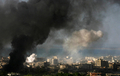 写真は21日、白煙を吹き上げるナハル・アルバリード難民キャンプ。(c)AFP/RAMZI HAIDAR