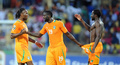 サッカー2013アフリカネイションズカップ（2013 The Africa Cup of Nations）グループD、コートジボワール対チュニジア。勝利を喜ぶコートジボワールの（右から）スレイマン・バンバ（Souleymane Bamba）、ヤヤ・トゥーレ（Yaya Toure）、ディディエ・ドログバ（Didier Drogba、2013年1月26日撮影）。(c)AFP/ALEXANDER JOE